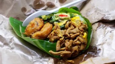 Nasi bungkus. Nasi Bungkus çeşitli mezeleri olan geleneksel Endonezya yemeklerinden biridir.