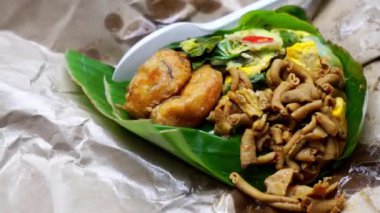 Nasi bungkus. Nasi Bungkus çeşitli mezeleri olan geleneksel Endonezya yemeklerinden biridir.