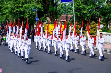 Bayrak taşıyan birlikler kırmızı ve beyaz bayraklar taşıyordu. Kırmızı ve beyaz bayrak çekenlere Paskibraka denir.
