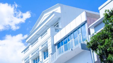 Mavi gökyüzü arka planına sahip modern beyaz bina