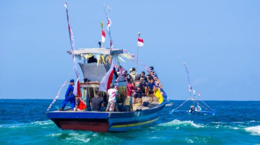 Tambakrejo sahilindeki Pethik Düzeni seremonisi. Bu tören, keçilerin kafalarını denizde boğan balıkçılar için.