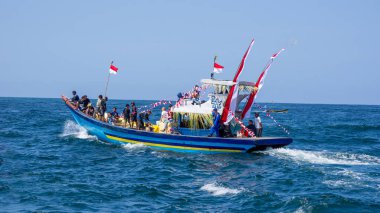 Tambakrejo sahilindeki Pethik Düzeni seremonisi. Bu tören, keçilerin kafalarını denizde boğan balıkçılar için.