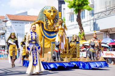 Aurelie Moeremans 3. BEN Karnavalında. O bir şarkıcı, model ve sanatçı.