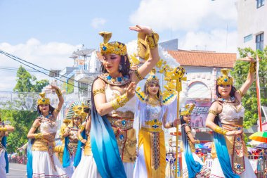3. BEN Karnavalı 'nda Mısır baladi dansı. Bu dans, düğünler ve festivaller gibi özel etkinliklerde gerçekleştirilecek ve halk müziğine eşlik edecek..