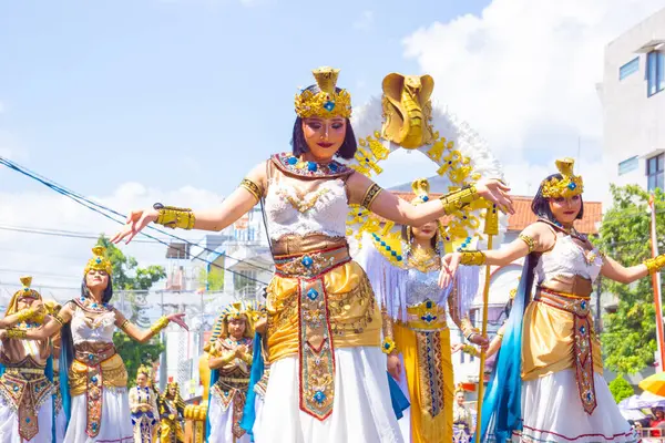 3. BEN Karnavalı 'nda Mısır baladi dansı. Bu dans, düğünler ve festivaller gibi özel etkinliklerde gerçekleştirilecek ve halk müziğine eşlik edecek..