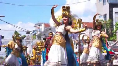 3. BEN Karnavalı 'nda Mısır baladi dansı. Bu dans, düğünler ve festivaller gibi özel etkinliklerde gerçekleştirilecek ve halk müziğine eşlik edecek..