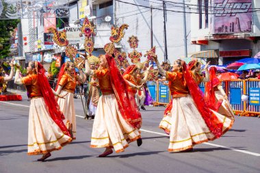 3. BEN Karnavalı 'nda Hindistan' dan Ghoomar dansı. Ghoomar geleneksel bir Hint dansıdır. Geleneksel bir elbise olan Gaghara 'yı giymiştir.