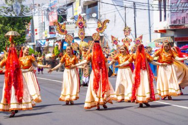 3. BEN Karnavalı 'nda Hindistan' dan Ghoomar dansı. Ghoomar geleneksel bir Hint dansıdır. Geleneksel bir elbise olan Gaghara 'yı giymiştir.