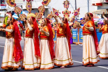 3. BEN Karnavalı 'nda Hindistan' dan Ghoomar dansı. Ghoomar geleneksel bir Hint dansıdır. Geleneksel bir elbise olan Gaghara 'yı giymiştir.