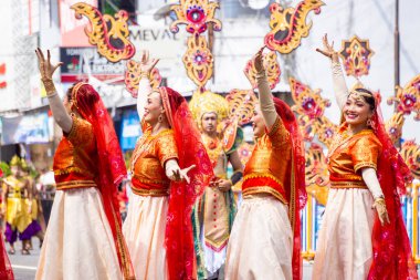 3. BEN Karnavalı 'nda Hindistan' dan Ghoomar dansı. Ghoomar geleneksel bir Hint dansıdır. Geleneksel bir elbise olan Gaghara 'yı giymiştir.
