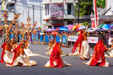 3. BEN Karnavalı 'nda Hindistan' dan Ghoomar dansı. Ghoomar geleneksel bir Hint dansıdır. Geleneksel bir elbise olan Gaghara 'yı giymiştir.
