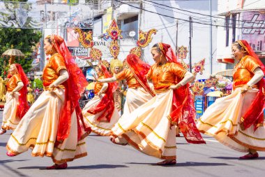 3. BEN Karnavalı 'nda Hindistan' dan Ghoomar dansı. Ghoomar geleneksel bir Hint dansıdır. Geleneksel bir elbise olan Gaghara 'yı giymiştir.