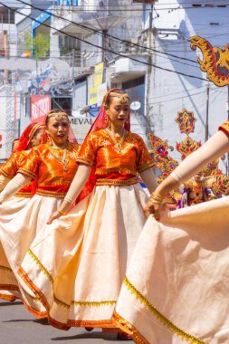 3. BEN Karnavalı 'nda Hindistan' dan Ghoomar dansı. Ghoomar geleneksel bir Hint dansıdır. Geleneksel bir elbise olan Gaghara 'yı giymiştir.