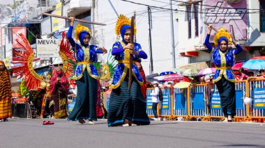 Lupe dansı 3. BEN Karnavalı 'ndaki Bima' dan (Nusa Tenggara Barat) gelir. Lupe dağ yapraklarından yapılmış bir şemsiye.