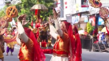 3. BEN Karnavalı 'nda Hindistan' dan Ghoomar dansı. Ghoomar geleneksel bir Hint dansıdır. Geleneksel bir elbise olan Gaghara 'yı giymiştir.