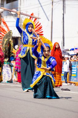 Lupe dansı 3. BEN Karnavalı 'ndaki Bima' dan (Nusa Tenggara Barat) gelir. Lupe dağ yapraklarından yapılmış bir şemsiye.