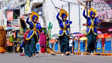 The Lupe dance comes from Bima (Nusa Tenggara Barat) on 3rd BEN Carnival. Lupe is an umbrella made from mountain pandan leaves