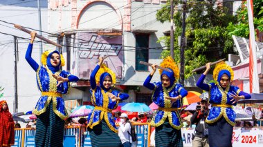 Lupe dansı 3. BEN Karnavalı 'ndaki Bima' dan (Nusa Tenggara Barat) gelir. Lupe dağ yapraklarından yapılmış bir şemsiye.