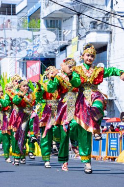 3. BEN Karnavalı 'nda Madiun' dan (Doğu Java) Solah mediunan dansı. Solah Mediunan Dance, coşku temalı yeni bir yaratıcı dans..