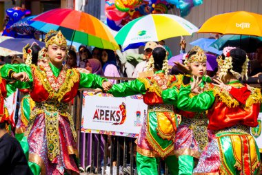 Solah mediunan dance from Madiun (East Java) on 3rd BEN Carnival. Solah Mediunan Dance is a new creative dance with the theme of enthusiasm.