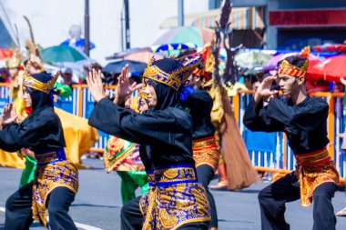 3. BEN Karnavalı 'nda Madiun' dan (Doğu Java) Solah mediunan dansı. Solah Mediunan Dance, coşku temalı yeni bir yaratıcı dans..