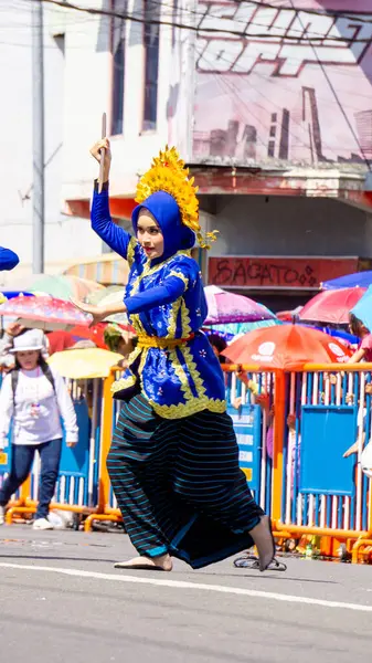 stock image The Lupe dance comes from Bima (Nusa Tenggara Barat) on 3rd BEN Carnival. Lupe is an umbrella made from mountain pandan leaves