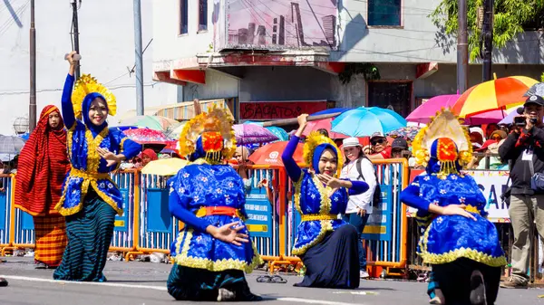 Stock image The Lupe dance comes from Bima (Nusa Tenggara Barat) on 3rd BEN Carnival. Lupe is an umbrella made from mountain pandan leaves