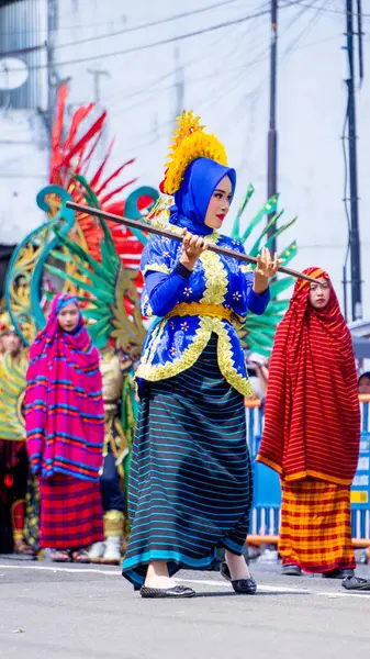 stock image The Lupe dance comes from Bima (Nusa Tenggara Barat) on 3rd BEN Carnival. Lupe is an umbrella made from mountain pandan leaves