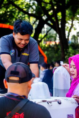 Toplum yerel balıkları korumak için balık sağlıyor