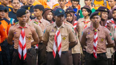 Endonezyalı izci bir törene katılıyor.