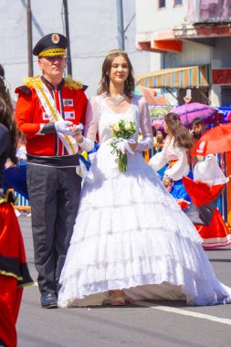 3. BEN Karnavalı 'nda İspanya' dan salsa dansı. Salsa dansı çiftler halinde yapılır ve Bosanova ya da Latin Amerika ritimleri eşliğinde yapılır..