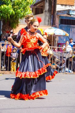 3. BEN Karnavalı 'nda İspanya' dan salsa dansı. Salsa dansı çiftler halinde yapılır ve Bosanova ya da Latin Amerika ritimleri eşliğinde yapılır..