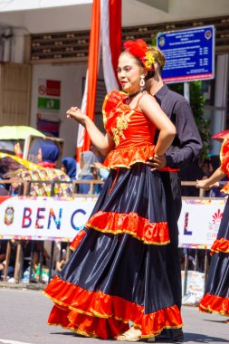 3. BEN Karnavalı 'nda İspanya' dan salsa dansı. Salsa dansı çiftler halinde yapılır ve Bosanova ya da Latin Amerika ritimleri eşliğinde yapılır..