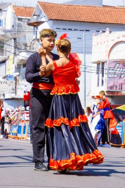 3. BEN Karnavalı 'nda İspanya' dan salsa dansı. Salsa dansı çiftler halinde yapılır ve Bosanova ya da Latin Amerika ritimleri eşliğinde yapılır..