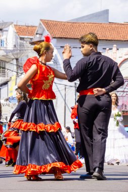 3. BEN Karnavalı 'nda İspanya' dan salsa dansı. Salsa dansı çiftler halinde yapılır ve Bosanova ya da Latin Amerika ritimleri eşliğinde yapılır..