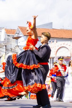 3. BEN Karnavalı 'nda İspanya' dan salsa dansı. Salsa dansı çiftler halinde yapılır ve Bosanova ya da Latin Amerika ritimleri eşliğinde yapılır..