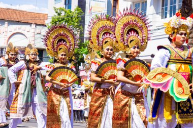 3. BEN Karnavalı 'nda Bali' den Baris kekupu dansı. Baris Kekupu Dansı, bir grup kelebeği nazik ve enerjik bir şekilde çiçek bahçesinde oynarken tasvir eder.