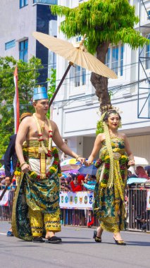 3. BEN Karnavalı 'nda geleneksel gelinliği olan Endonezyalı.