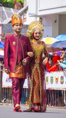 3. BEN Karnavalı 'nda geleneksel gelinliği olan Endonezyalı.