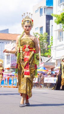 3. BEN Karnavalı 'nda geleneksel gelinliği olan Endonezyalı.