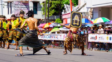 Peresean Nusa Tenggara Barat 3. BEN Karnavalı. Perisean, rattan sopalarla donanmış iki adam ve kalın, sert bufalo deri kalkanı arasındaki bir kavgadır.