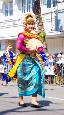 3. BEN Karnavalı 'nda Gandrung dansı. Bu dans, yerel halkın neşe ve umudunu simgeliyor. Konuklara sıcak bir karşılama sunuyor..