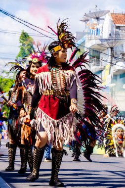 3. BEN Karnavalı 'nda Kızılderili' den Pow Wow dansı. Bu dans güneşin doğuşundaki doğanın güzelliğini simgeliyor..