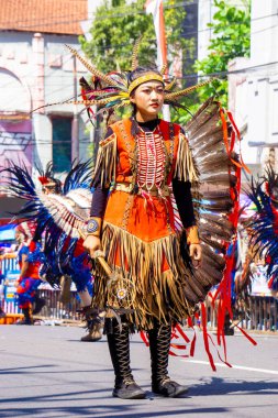 3. BEN Karnavalı 'nda Kızılderili' den Pow Wow dansı. Bu dans güneşin doğuşundaki doğanın güzelliğini simgeliyor..