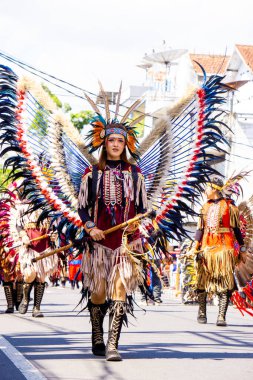 3. BEN Karnavalı 'nda Kızılderili' den Pow Wow dansı. Bu dans güneşin doğuşundaki doğanın güzelliğini simgeliyor..