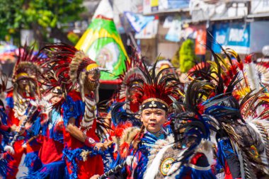 3. BEN Karnavalı 'nda Kızılderili' den Pow Wow dansı. Bu dans güneşin doğuşundaki doğanın güzelliğini simgeliyor..