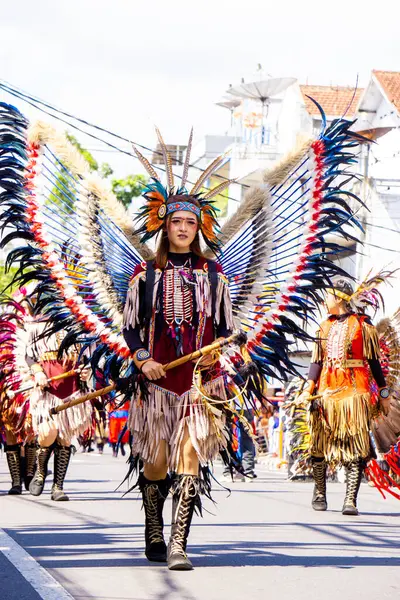 3. BEN Karnavalı 'nda Kızılderili' den Pow Wow dansı. Bu dans güneşin doğuşundaki doğanın güzelliğini simgeliyor..
