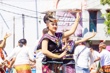 3. BEN Karnavalı 'nda Kupang' dan Kebalai dansı. Kebalai, katılımcıların el ele tutuşup dans hareketleriyle hareket ettikleri bir daire dansıdır.