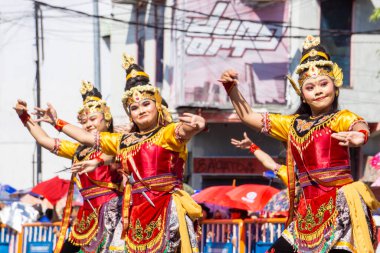 3. BEN Karnavalı 'nda Mojokerto' dan (Doğu Java) Gökkuşağı Üstü Majapahit dansı