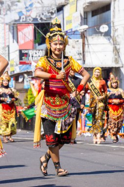 3. BEN Karnavalı 'nda Mojokerto' dan (Doğu Java) Gökkuşağı Üstü Majapahit dansı